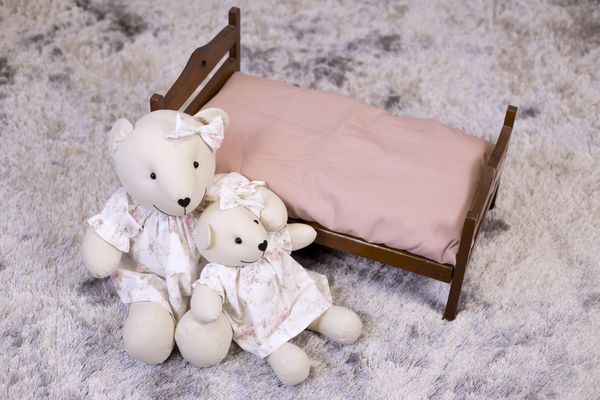تخت عروسک چوبی با تخت ورق صورتی و خرس های کوچک تزیین