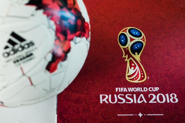 سپتامبر 14 2017 مسکو روسیه توپ رسمی جام جهانی 2018 آدیداس کراواوا و تقویم با نمادهای جام جهانی 2018