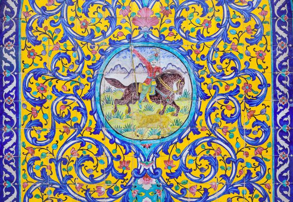 تهران ایران فوریه 11 2011؛ ​​موزاییک نقاشی دیواری رنگارنگ بر روی دیوار در کاخ گلستان؛ یک سایت میراث جهانی یونسکو قدیمی ترین گروه ساختمان در تهران
