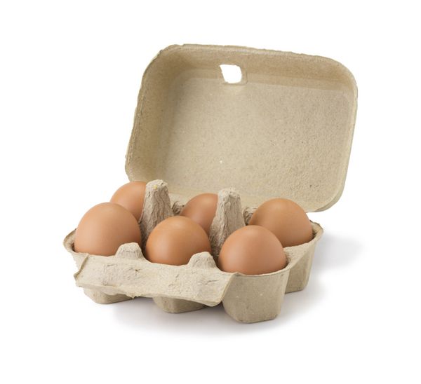 جعبه کارتن با شش تخم مرغ مرغ جدا شده بر روی زمینه سفید شش تخم مرغ تازه در جعبه تخم مرغ کارتن جدا شده است