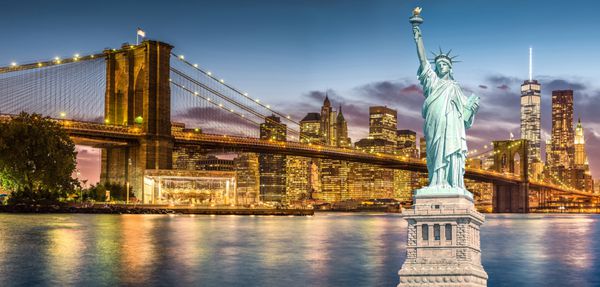 مجسمه آزادی و پل بروکلین با دیدگاه غروب خورشید گرگ و میش مرکز تجارت جهانی نقاط دیدنی شهر نیویورک ایالات متحده آمریکا