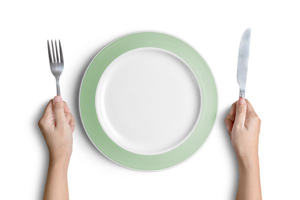 تنظیم محل شام یک صفحه سفید با چاقو نقره ای و قاشق جدا شده بر روی زمینه سفید با مسیر قطع