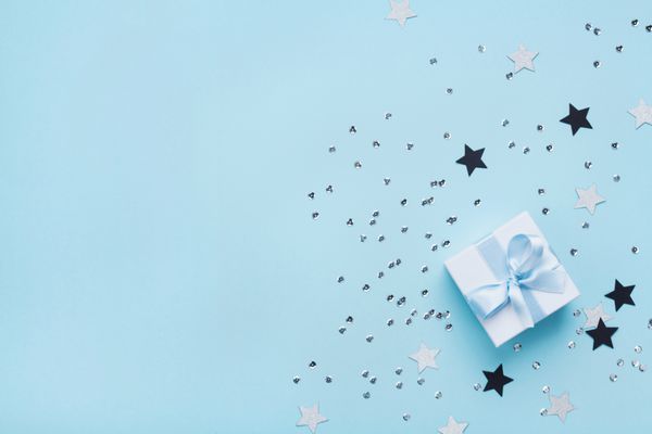 پس زمینه آبی مد با هدیه و یا جعبه حاضر ستاره و sequins نمایش بالا تختخواب کارت تبریک برای تولد یا کریسمس