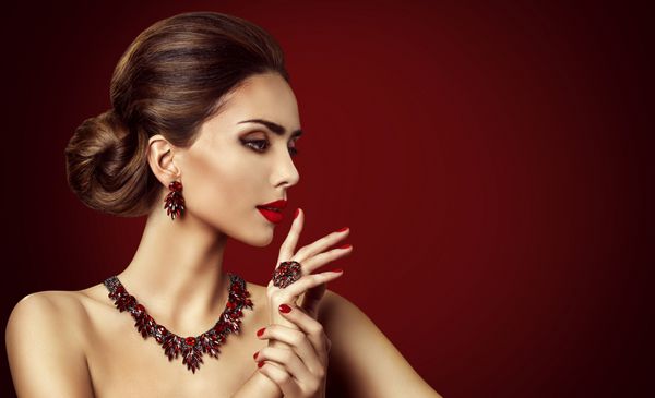 مدل مد مدل جواهرات قرمز سنگ زن مجله آرایش و سنگ های قیمتی حلقه گوشواره گردنبند