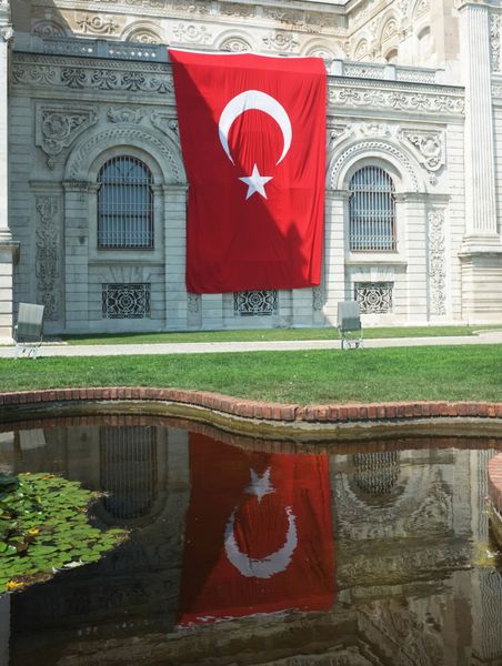 استانبول ترکیه 3 اوت 2017 پرچم غول پیکر ترکیه بر روی دیوار کاخ دولماباهچه در استانبول آویزان است