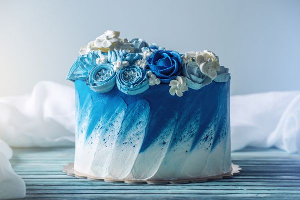 کیک عروسی زیبا آبی تزئین شده با گل های سفید کرم با یک مکان برای یک برچسب مفهوم دسرهای تعطیلات برای یک روز تولد