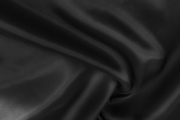 پارچه پارچه متمرکز ابریشم سیاه و سفید این ابریشم شسته سیاه را بیاورید رنگ سیاه شسته شده دست نرم و ابریشمی است نازک و سبک دارای یک پرده مایع است که هنگام ساخت سایه های نرم استحکام می یابد