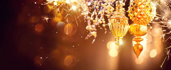 دکوراسیون طلایی کریسمس و سال نو تعطیلات تعطیلات انتزاعی خلاصه با baubles زیبا و چشمک زدن گارلند درخت کریسمس چراغ درخشان طراحی Xmas backdrop زاویه گسترده