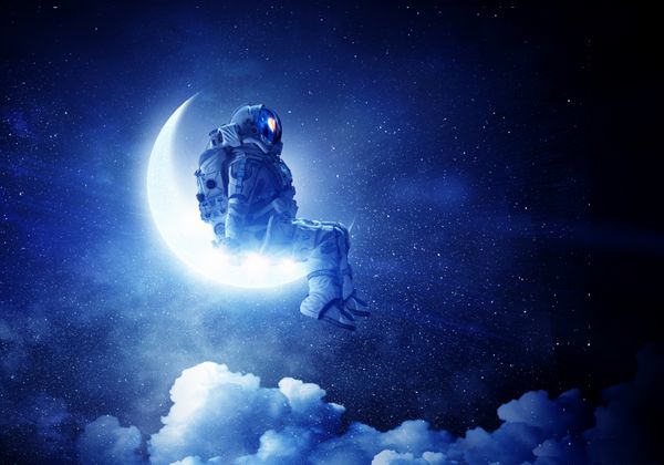 فضانورد در ماه نیمه ماه می نشیند رسانه های مخلوط