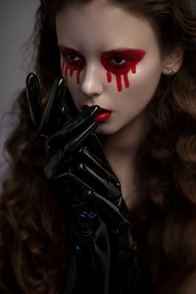 زن با چشمهای خونین و دستکشهای لاتکس پرتره زیبایی