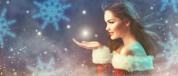 مدل مو زیبا کریسمس مدل دختر با اشاره به دست پوشیدن لباس قرمز سانتا عکس زن جوان شیک زنانه لباس روزانه مد روز و لوازم جانبی آرایش تبلیغات