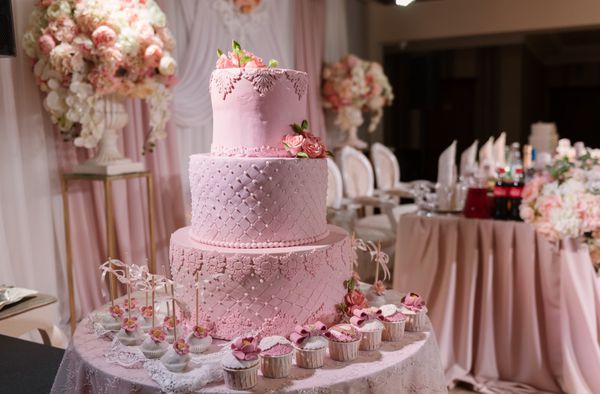 کیک عروسی صورتی سه لایه ساخته شده از کیک پودری آب نبات
