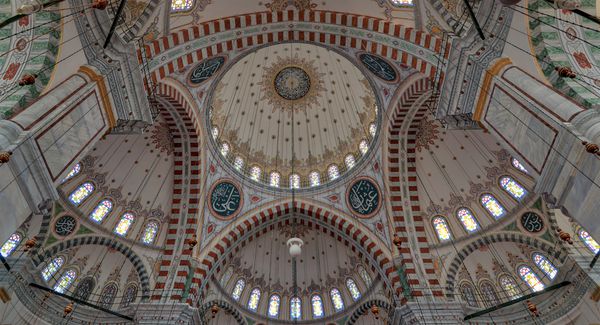 استانبول ترکیه 25 آوریل 2017 سقف مسجد فاطه یک مسجد عمومی عثمانی در ولسوالی فتیح استانبول با گنبدهای بزرگ تزئین شده و شیشه های شیشه ای رنگ آمیزی شده