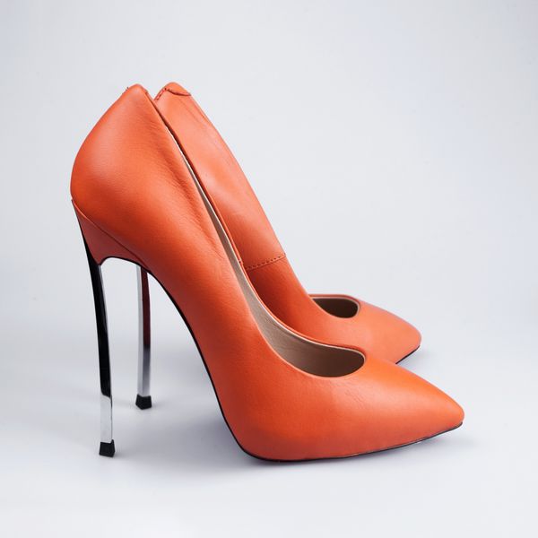 زنان کفش نارنجی