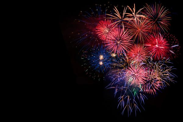 نمایش آتش بازی رنگارنگ جشن جشن روشن شگفت انگیز سلام با خیره کننده در پس زمینه آسمان شب رویداد بزرگ آتش بازی ایجاد می کند 4 جولای روز استقلال سال نو رونوشت فضای