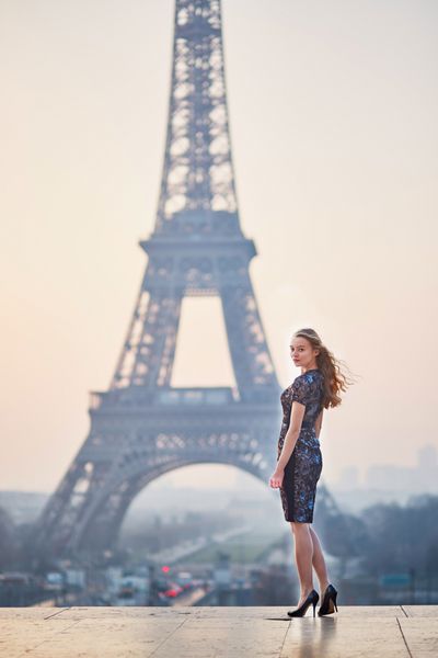 زن ظریف پاریس زیبا در نزدیکی برج ایفل