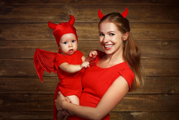 خانواده مادر و نوزاد پسر جشن هالووین در لباس شیطان