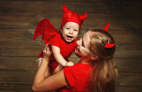 مادر و فرزند خانواده هالووین را در صحنه شیطان جشن می گیرند