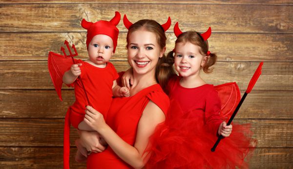 خانواده شاد با لباس شیطان آماده برای هالووین