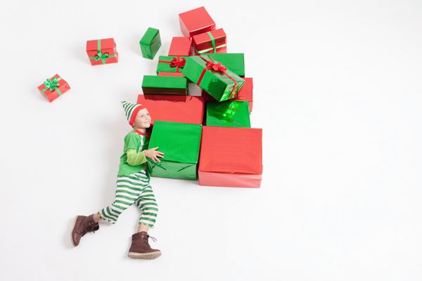 جمعه سیاه پسر لباس Elf لباس پوشیدن بسیاری از جعبه هدیه