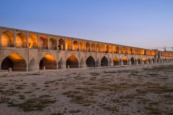 پل آلخواردی خان یا پل سی-اسیپ پل در شب تهران ایران