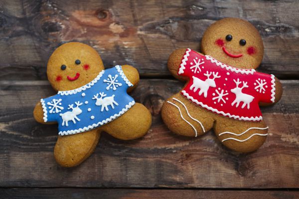 لبخند زدن کریسمس مردان شیرینی زنجفی بر روی زمینه های چوبی