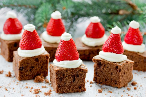 سانتا کلاه Brownie گزش با توت فرنگی و کیک خرد شده