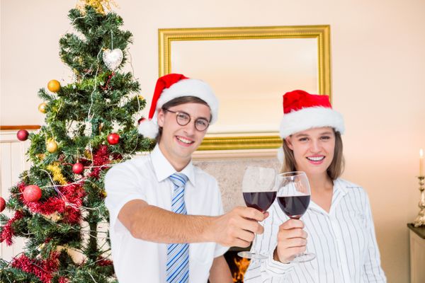 پرتره از زن و شوهر خوش شانس در کلاه سانتا قرمز