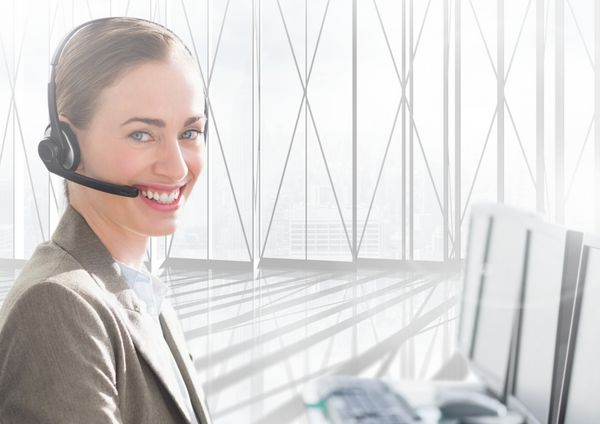 زن لبخند زدن به خدمات مشتری در دفتر کار