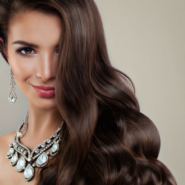 مدل کامل مدل زن با گوشواره الماس و گردنبند طلا و جواهر بانوی زیبا با آرایش و موهای فرفری
