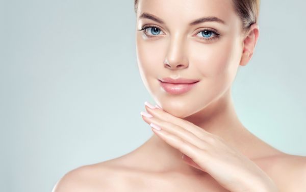 زن جوان زیبا با پوست تازه پاک درمان صورت لوازم آرایشی و بهداشتی زیبایی و آبگرم مراقبت از پوست