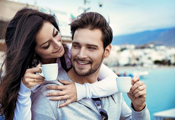 زوج رمانتیک یک نوشیدنی قهوه قهوه ای