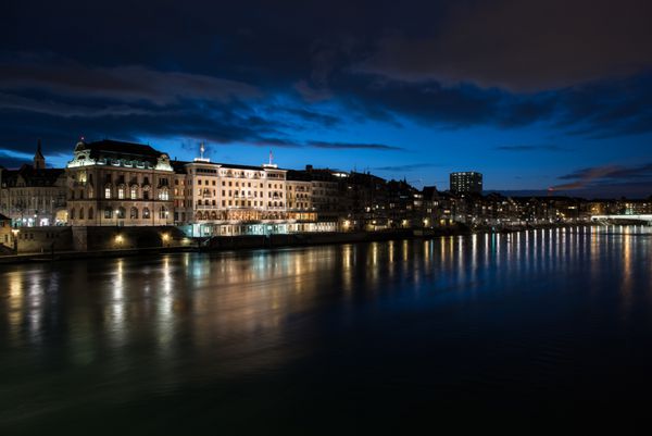 سوئیس بازل منظره از پل متوسط ​​به ساختمان های تاریخی