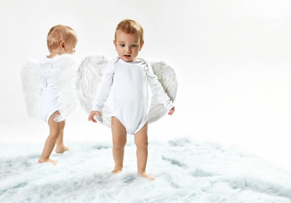 دو فرشته بچه ناز قدم در فرش نرم