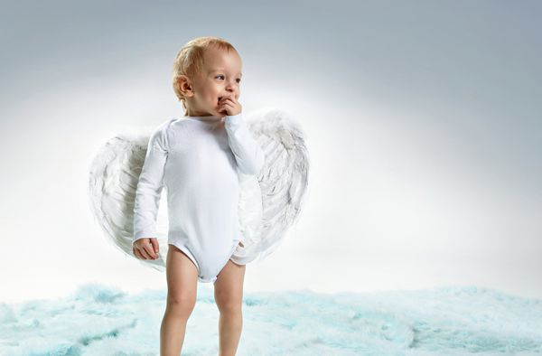 پرتره یک فرشته کودک کوچک ناز