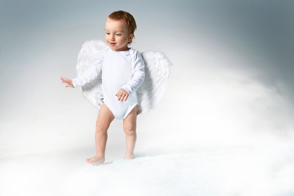 پرتره یک فرشته کودک کوچک ناز