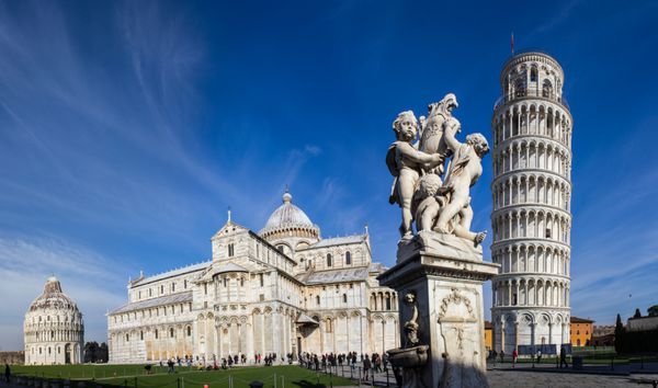 نمایی از بناهای تاریخی ایتالیا و برج کج پیزا