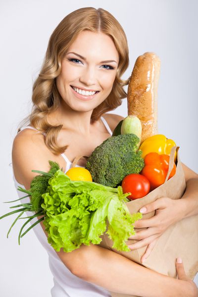 زن با غذای گیاهی