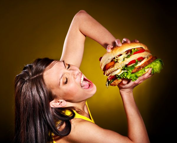 زن با همبرگر