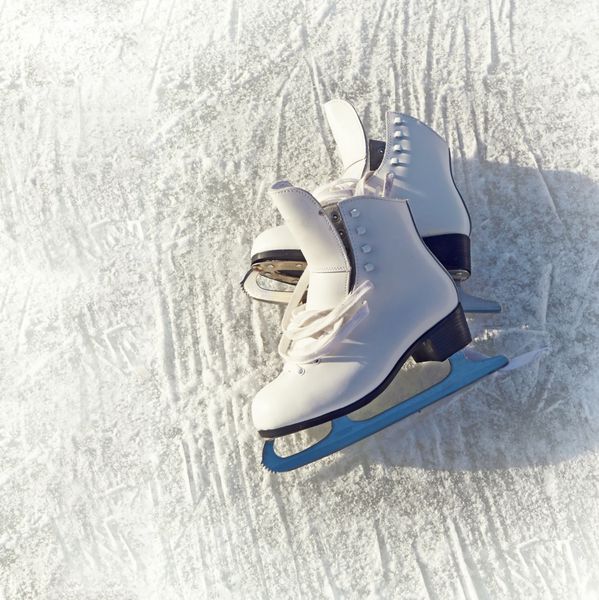 زنان اسکیت سفید پس زمینه انتزاعی در تم ورزشی زمستان