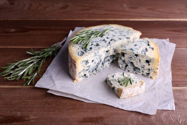 پنیر آبی با شاخه های رزماری