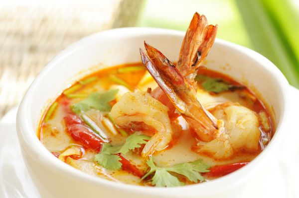 تام یام گونگ غذاهای دریایی سوپ تایلندی و تند با میگو آشپزی تایلندی