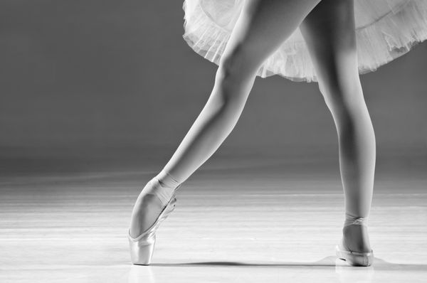 جوان رقاصه زن ایستاده در انگشتان پا بخش کم