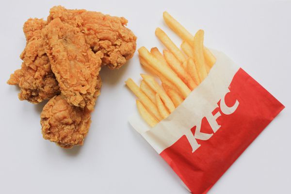 مسکو روسیه 1 فوریه 2018 فست فود KFC غذا با بال مرغ و سیب زمینی سرخ کرده KFC کنتاکی مرغ سرخ شده آمریکا رستوران و فست فود حق رای دادن در جهان است