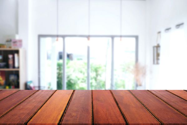 میز چوبی خالی و پس زمینه تار شده انتزاعی در مقابل رستوران یا کافی شاپ برای نمایش محصول یا مونتاژ