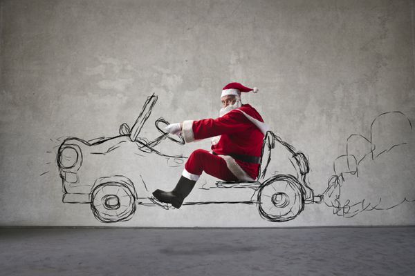 بابا نوئل یک ماشین را رانندگی می کند