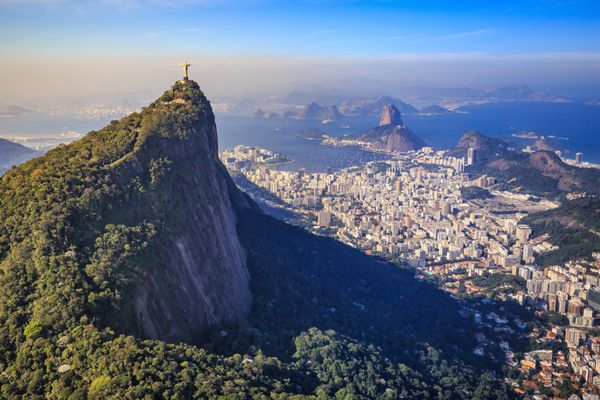 دید هوایی از مسیح رستگار و شهر ریو دو ژانیرو