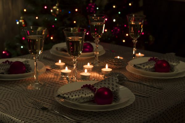 میز شام کریسمس دکوراسیون کریسمس سنتی جدول را در یک رستوران قرار دهید میز کریسمس را به زیبایی تنظیم کنید