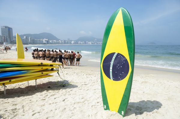 سوپربورد پرچم برزیل در مقابل یک دوره آموزشی ماموریت در ساحل Copacabana در ریودوژانیرو برزیل