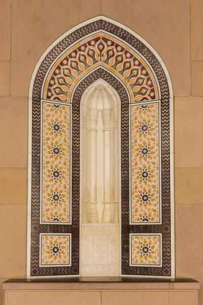 مسقط عمان 30 دسمبر 2017 دکوراسیون موزاییک با سبک اسلامی مغرضانه اسلامی مقدس در مسجد سلطان قبوز در مسقط عمان